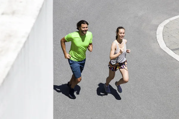 Pareja joven corriendo en la ciudad —  Fotos de Stock