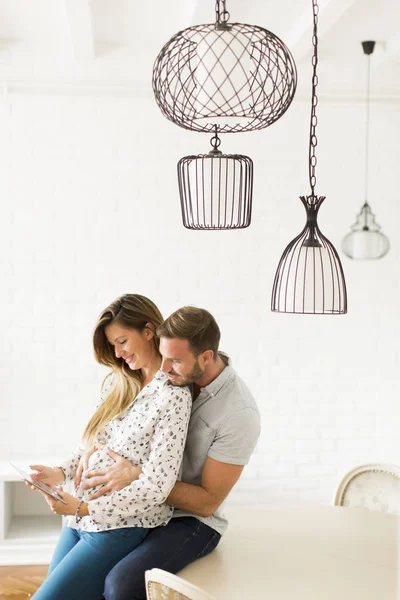 çift birlikte dijital tablet kullanıyor