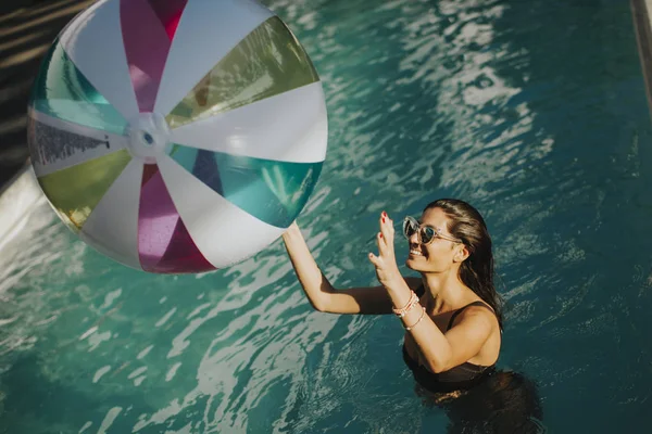 Jeunes femmes jouant avec une balle dans la piscine — Photo