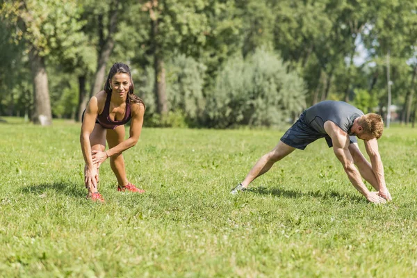 Unga par har träning i parken — Stockfoto