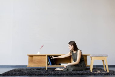 genç ve güzel kadın bir kitap okuma