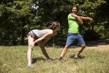 Doğa eğitim genç Çift