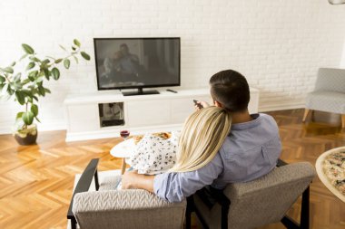 Televizyon izlerken çift arkadan görünüş