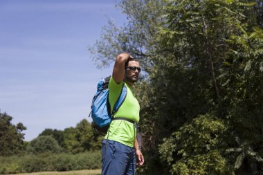 Genç yakışıklı uzun yürüyüşe çıkan kimse alanında