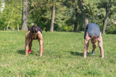Genç çift parkta egzersiz sahip