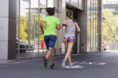 Şehirde çalışan genç Çift