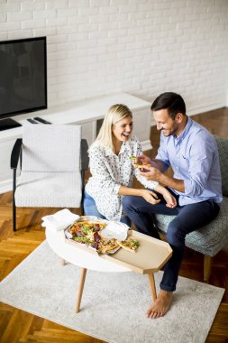 Güzel genç çift pizza yemek