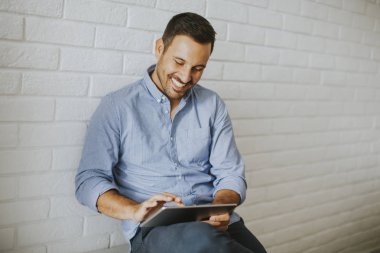 Yakışıklı genç adam tablet ile çalışma