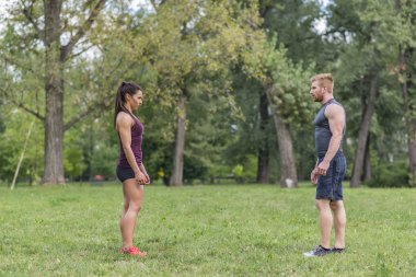 Genç çift parkta egzersiz sahip