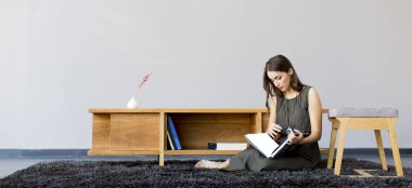 genç ve güzel kadın bir kitap okuma