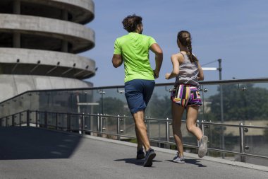 Şehirde çalışan genç Çift