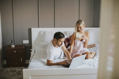 samimi severlerin yatakta yatıyordu dizüstü kullanarak