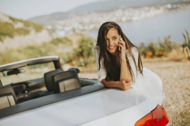 Beyaz cabriolet araba ile güzel kadın