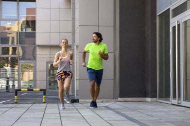 Şehirde çalışan genç Çift