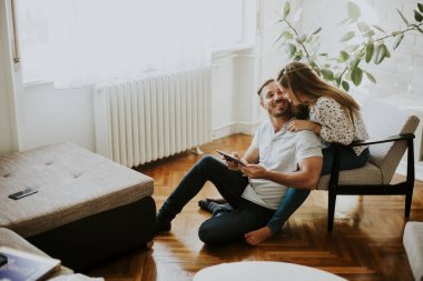 çift birlikte dijital tablet kullanıyor