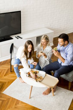 Genç arkadaşlar odaya pizza yemek