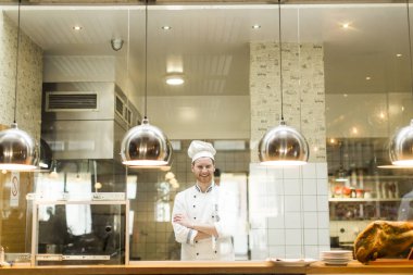 Mutfakta gülümseyen genç Şef