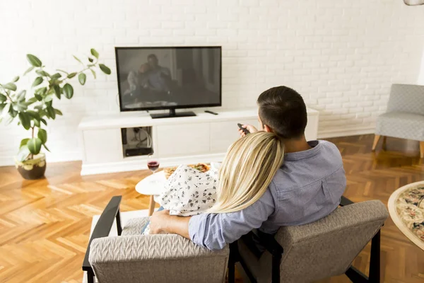 Visão traseira do casal assistindo televisão — Fotografia de Stock