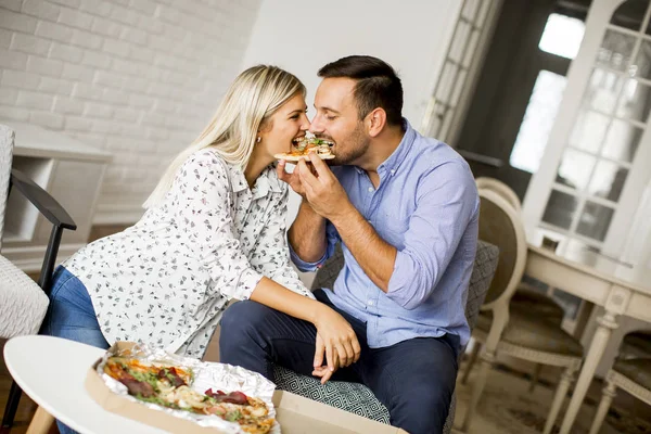 Krásný mladý pár jíst pizzu — Stock fotografie