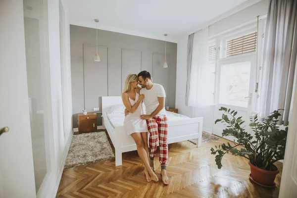 Amoureux affectueux embrassant sur le lit à la maison — Photo