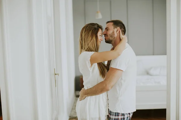 Amante casal abraçando no quarto — Fotografia de Stock