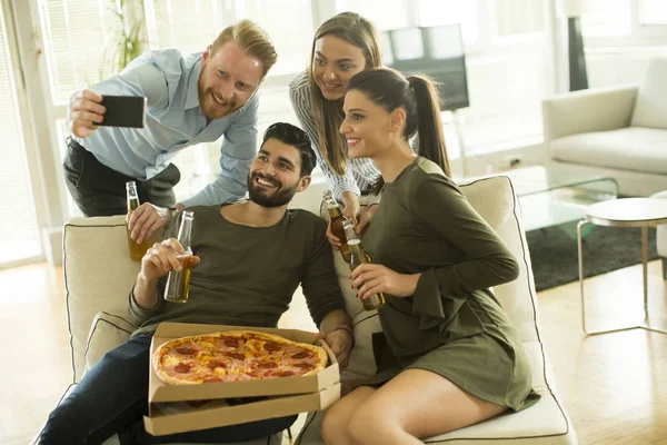 Группа молодых людей устраивает вечеринку по поводу пиццы — стоковое фото