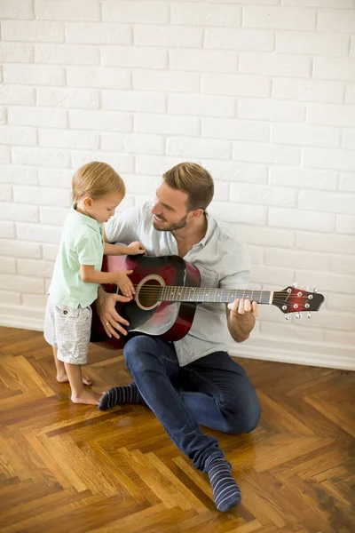 Padre e hijo pequeño con guitarra — Foto de Stock