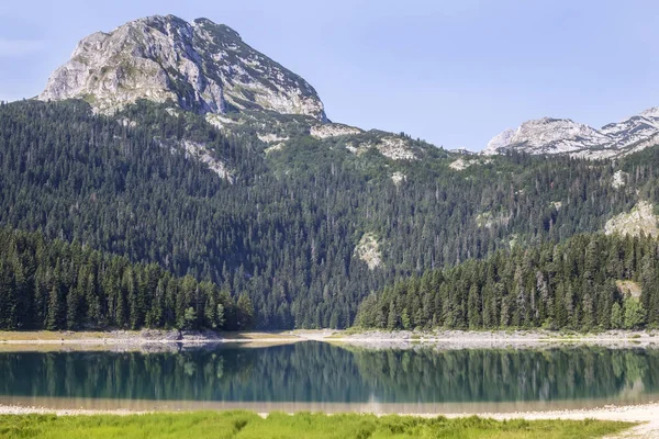 Czarne jezioro górskie durmitor w Czarnogórze — Zdjęcie stockowe