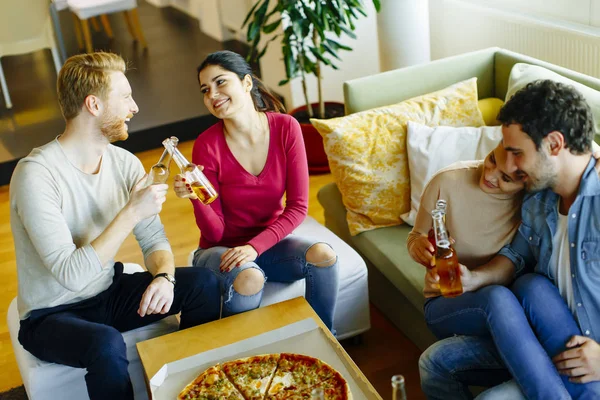 Gençler evde vakit geçirin