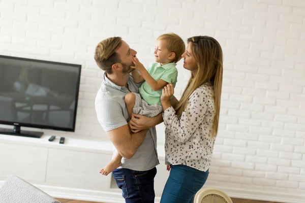 Ung glad familj — Stockfoto