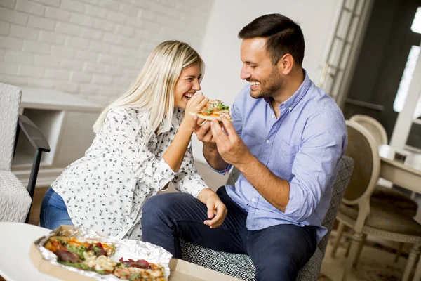 Krásný mladý pár jíst pizzu — Stock fotografie