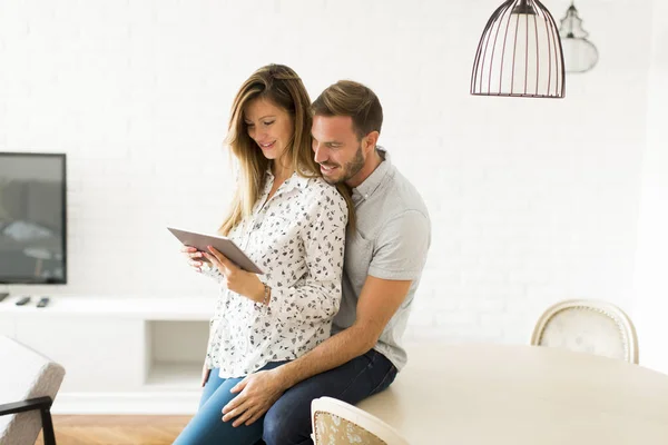 Pareja usando tableta digital juntos —  Fotos de Stock