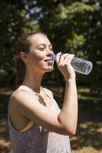 kadın içme suyu egzersiz sırasında