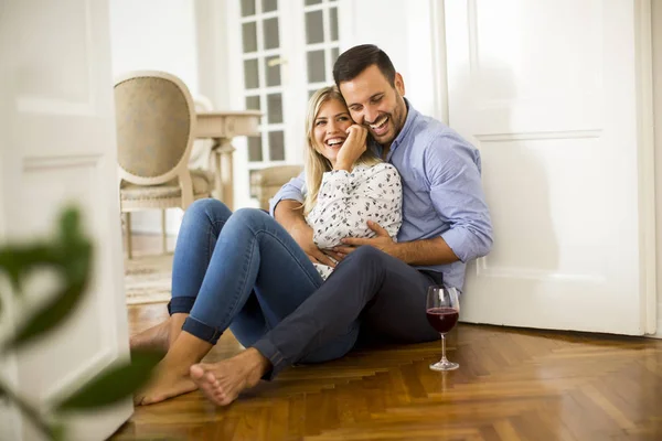 赤ワインと女性 usin 飲んで床に座っている若いカップル — ストック写真