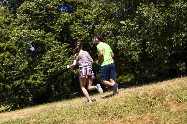 Jong (echt) paar opleiding in de natuur — Stockfoto