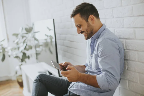 Gelukkig man browsen in een tablet — Stockfoto