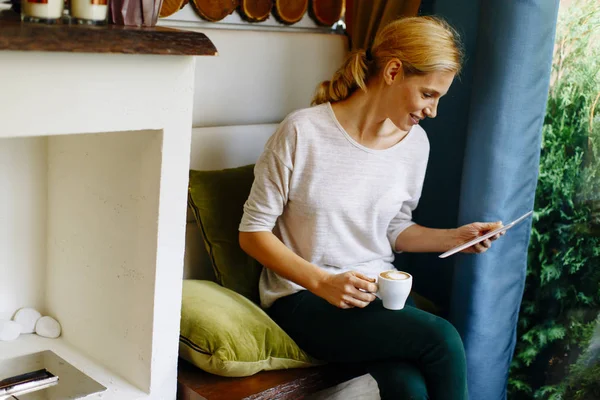 Jolie jeune femme avec tablette dans le café — Photo