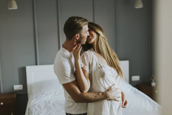 Amante casal abraçando no quarto — Fotografia de Stock