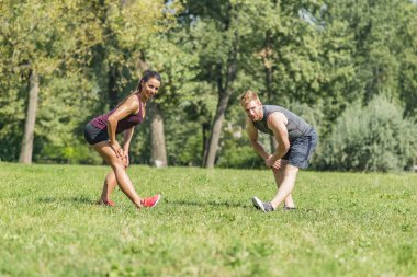 Genç çift parkta egzersiz sahip