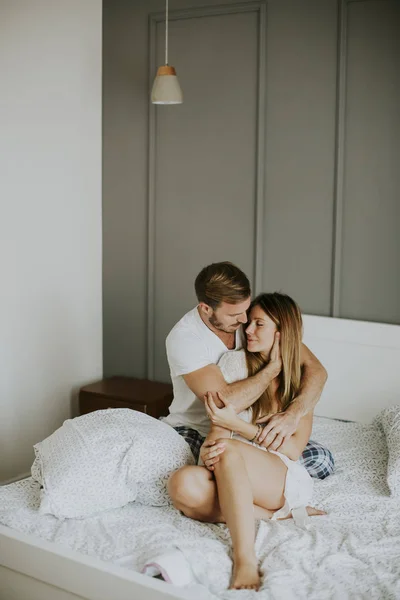 Любящая пара на кровати в комнате — стоковое фото