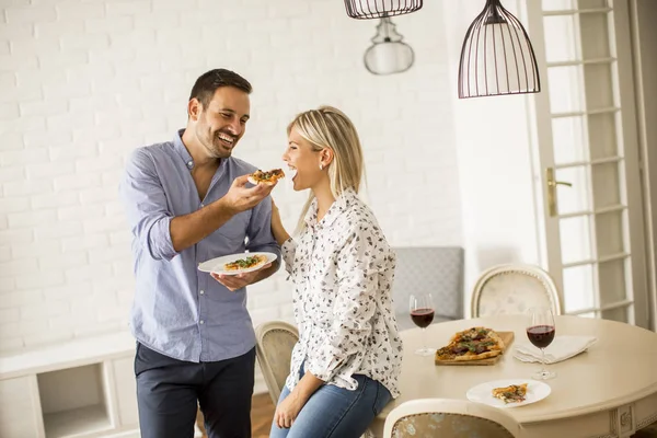 Adorável jovem casal comer pizza — Fotografia de Stock