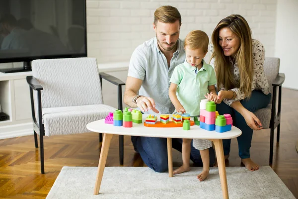 Kleiner Junge spielt mit Mutter und Vater zu Hause — Stockfoto
