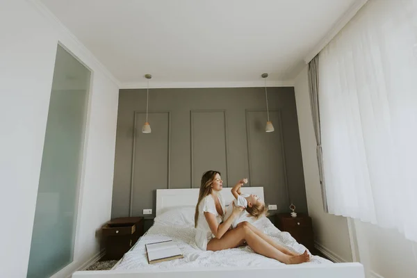 Mother and little son in the bed — Stock Photo, Image