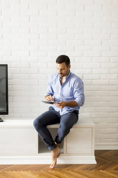 Hombre feliz navegando en una tableta —  Fotos de Stock