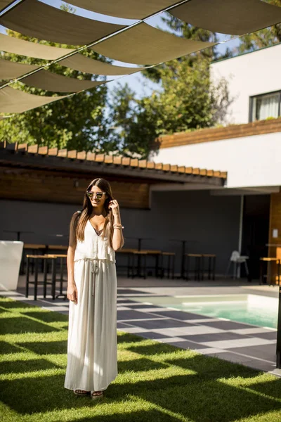 Uzun elbise açık poz içinde kadın