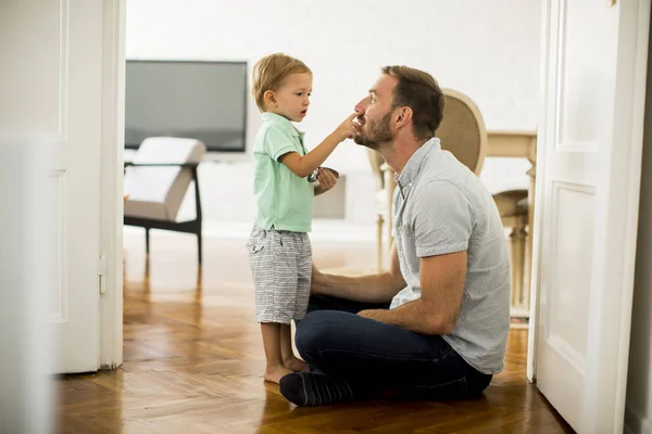 Menino com pai — Fotografia de Stock