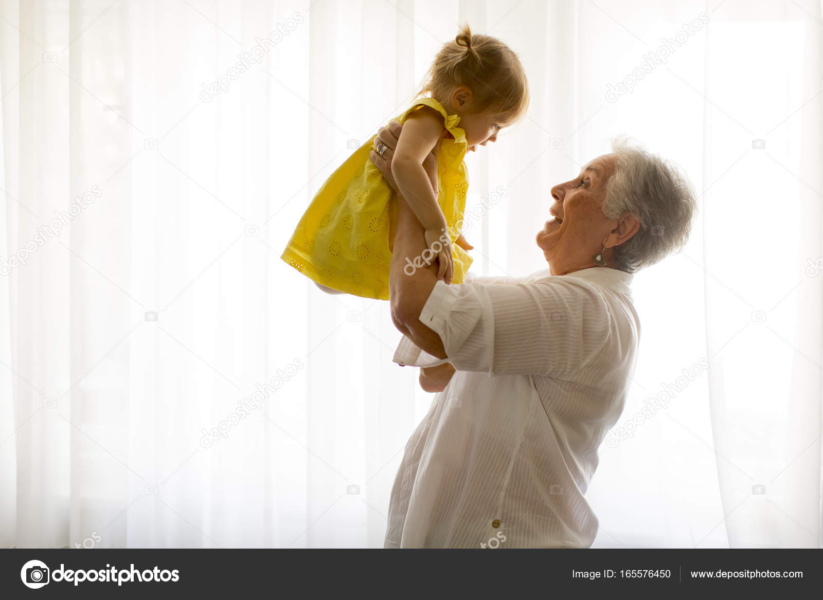 Бабушка обнимает внука. Бабушка наказывает внучку. Бабушка отомстила за внука. Бабушка наказывает внучку. Бабушка наказывает.