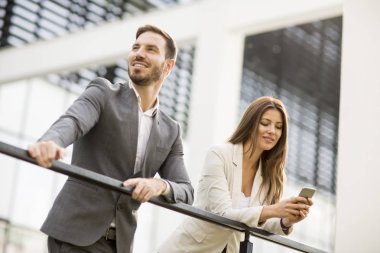 Genç iş çift telefon açık