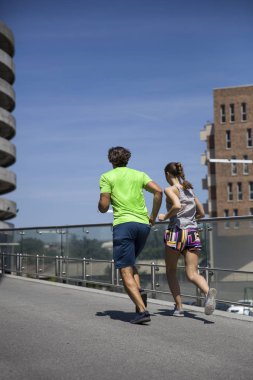 Genç çift koşuyor