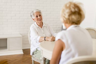 İki yaşlı kadın evde kahve içme ve söz